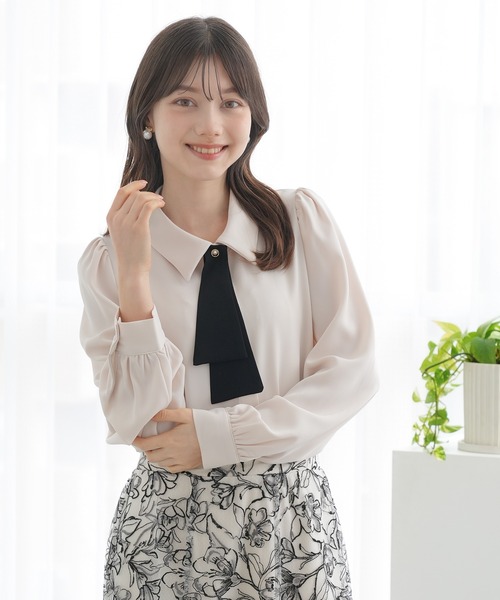 ASTORIA ODIER（アストリアオディール）の「デタッチャブルボウタイブラウス（２WAY仕様）（シャツ/ブラウス・レディース・イエロー/ホワイト/グレイッシュブルー/ピンクベージュ・MEDIUM）」の4枚目の写真