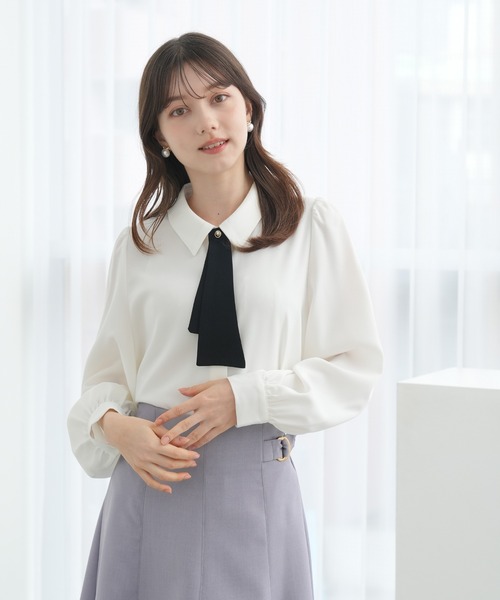 ASTORIA ODIER（アストリアオディール）の「デタッチャブルボウタイブラウス（２WAY仕様）（シャツ/ブラウス・レディース・イエロー/ホワイト/グレイッシュブルー/ピンクベージュ・MEDIUM）」の2枚目の写真