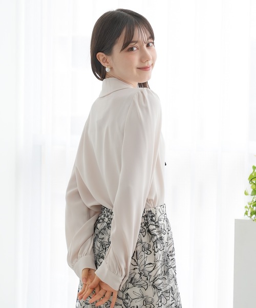 ASTORIA ODIER（アストリアオディール）の「デタッチャブルボウタイブラウス（２WAY仕様）（シャツ/ブラウス・レディース・イエロー/ホワイト/グレイッシュブルー/ピンクベージュ・MEDIUM）」の5枚目の写真