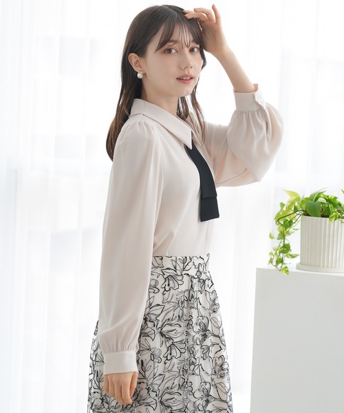 ASTORIA ODIER（アストリアオディール）の「デタッチャブルボウタイブラウス（２WAY仕様）（シャツ/ブラウス・レディース・イエロー/ホワイト/グレイッシュブルー/ピンクベージュ・MEDIUM）」の6枚目の写真