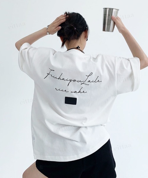 Dalfwin(ダールフィン)の「韓国ファッション RICECAKEフェイクレザーラベル付き筆記体ロゴ半袖Tシャツ(Tシャツ/カットソー・レディース・ホワイト/グレー/イエロー・FREE)」の1枚目の写真