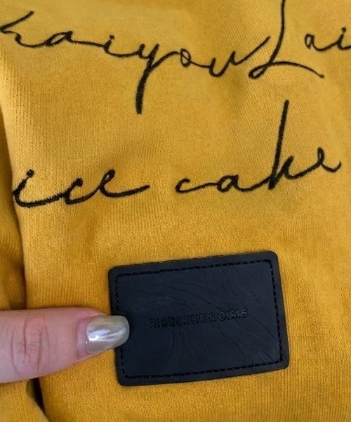 Dalfwin(ダールフィン)の「韓国ファッション RICECAKEフェイクレザーラベル付き筆記体ロゴ半袖Tシャツ(Tシャツ/カットソー・レディース・ホワイト/グレー/イエロー・FREE)」の5枚目の写真
