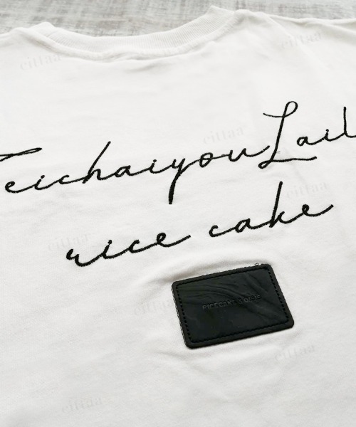 Dalfwin(ダールフィン)の「韓国ファッション RICECAKEフェイクレザーラベル付き筆記体ロゴ半袖Tシャツ(Tシャツ/カットソー・レディース・ホワイト/グレー/イエロー・FREE)」の9枚目の写真