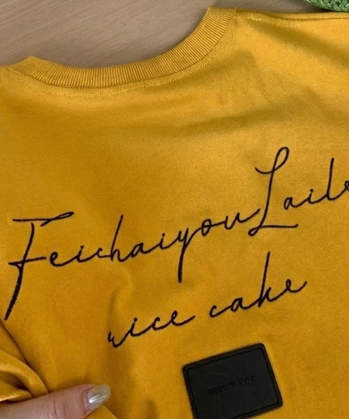 Dalfwin(ダールフィン)の「韓国ファッション RICECAKEフェイクレザーラベル付き筆記体ロゴ半袖Tシャツ(Tシャツ/カットソー・レディース・ホワイト/グレー/イエロー・FREE)」の4枚目の写真
