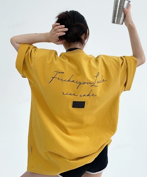 Dalfwin(ダールフィン)の「韓国ファッション RICECAKEフェイクレザーラベル付き筆記体ロゴ半袖Tシャツ(Tシャツ/カットソー・レディース・ホワイト/グレー/イエロー・FREE)」の13枚目の写真