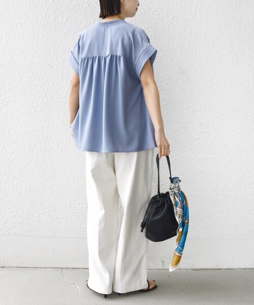 SHIPS(シップス)の「【WEB限定】〈手洗い可能〉ストレッチ ジョーゼット プリーツ スキッパー ブラウス(シャツ/ブラウス・レディース・スカイブルー/オフホワイト/ダークブルー・ONE SIZE)」の13枚目の写真