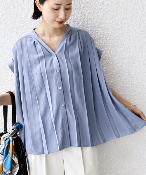 SHIPS(シップス)の「【WEB限定】〈手洗い可能〉ストレッチ ジョーゼット プリーツ スキッパー ブラウス(シャツ/ブラウス・レディース・スカイブルー/オフホワイト/ダークブルー・ONE SIZE)」の15枚目の写真