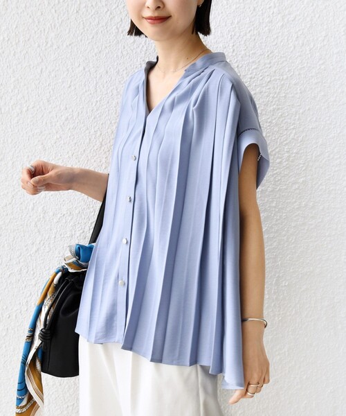 SHIPS(シップス)の「【WEB限定】〈手洗い可能〉ストレッチ ジョーゼット プリーツ スキッパー ブラウス(シャツ/ブラウス・レディース・スカイブルー/オフホワイト/ダークブルー・ONE SIZE)」の16枚目の写真
