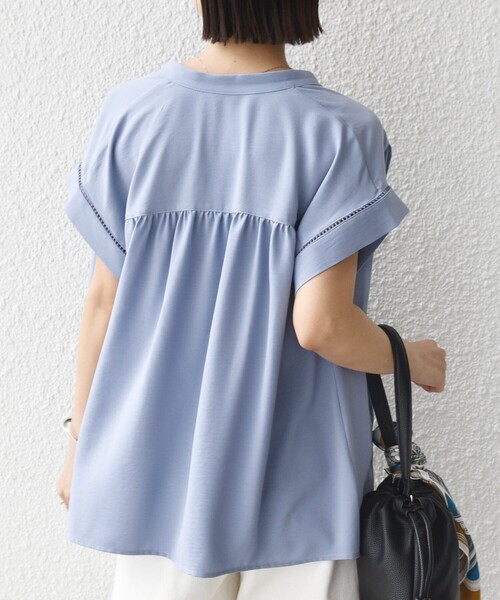 SHIPS(シップス)の「【WEB限定】〈手洗い可能〉ストレッチ ジョーゼット プリーツ スキッパー ブラウス(シャツ/ブラウス・レディース・スカイブルー/オフホワイト/ダークブルー・ONE SIZE)」の17枚目の写真