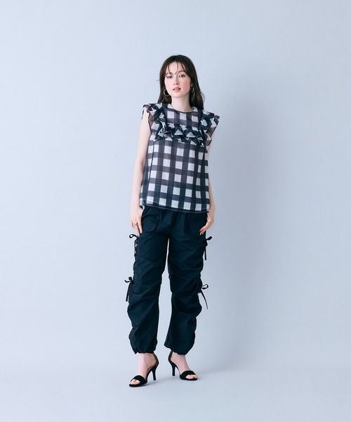 Audie a Muses(オーディアミューズ)の「ビッグギンガムラッフルブラウス(シャツ/ブラウス・レディース・ブルー/ブラック・38/40/42)」の3枚目の写真
