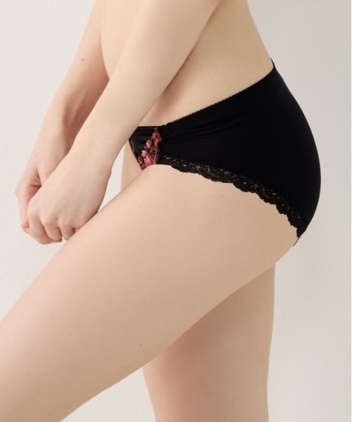 Triumph（トリンプ）の「美胸ソフトブラ エレガントペタルズ ブラ＆ショーツセット【B,C,D,E,Fカップ】 TRAC006 WHU + Hikini（ブラ&ショーツ・レディース・ライトピンク/グレー/スモークピンク/ブラック/ライトブルー・E80L/C65M/B75M/B70M/B65M/E75L/E70M/E65M/D80L/D75L/D70M/D65M/C80L/C75L/C70M/F70M/F65M/F80L/F75L）」の20枚目の写真