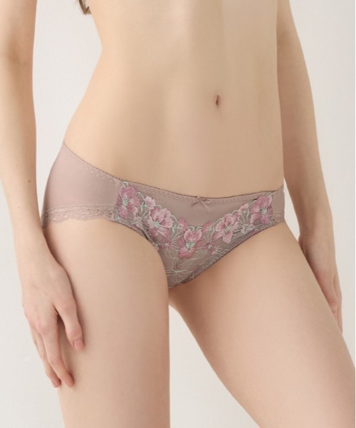 Triumph（トリンプ）の「美胸ソフトブラ エレガントペタルズ ブラ＆ショーツセット【B,C,D,E,Fカップ】 TRAC006 WHU + Hikini（ブラ&ショーツ・レディース・ライトピンク/グレー/スモークピンク/ブラック/ライトブルー・E80L/C65M/B75M/B70M/B65M/E75L/E70M/E65M/D80L/D75L/D70M/D65M/C80L/C75L/C70M/F70M/F65M/F80L/F75L）」の17枚目の写真
