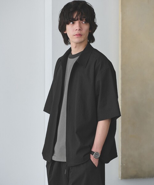 green label relaxing(グリーンレーベルリラクシング)の「【WEB限定】<GLR or>ジップ ショートスリーブ 半袖 シャツ -吸水速乾-(シャツ/ブラウス・メンズ・ダークグレー/ブラック/ダークブラウン・L/S/M)」の1枚目の写真