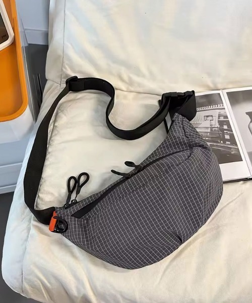 STYLE NUMBER(スタイルナンバー)の「【 STYLE NUMBER / スタイルナンバー 】 軽量 ナイロン ボディバッグ / ショルダーバッグ(ショルダーバッグ・メンズ・チャコールグレー/パープル/ブラック・FREE)」の2枚目の写真