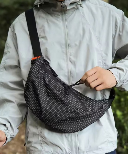 STYLE NUMBER(スタイルナンバー)の「【 STYLE NUMBER / スタイルナンバー 】 軽量 ナイロン ボディバッグ / ショルダーバッグ(ショルダーバッグ・メンズ・チャコールグレー/パープル/ブラック・FREE)」の1枚目の写真