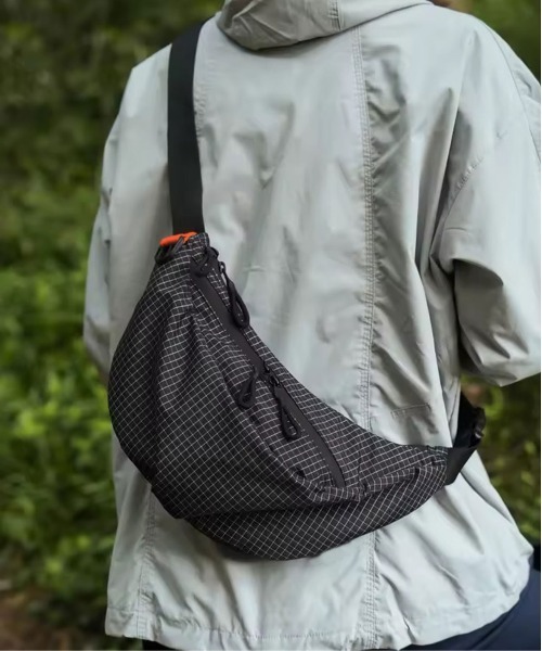 STYLE NUMBER(スタイルナンバー)の「【 STYLE NUMBER / スタイルナンバー 】 軽量 ナイロン ボディバッグ / ショルダーバッグ(ショルダーバッグ・メンズ・チャコールグレー/パープル/ブラック・FREE)」の4枚目の写真