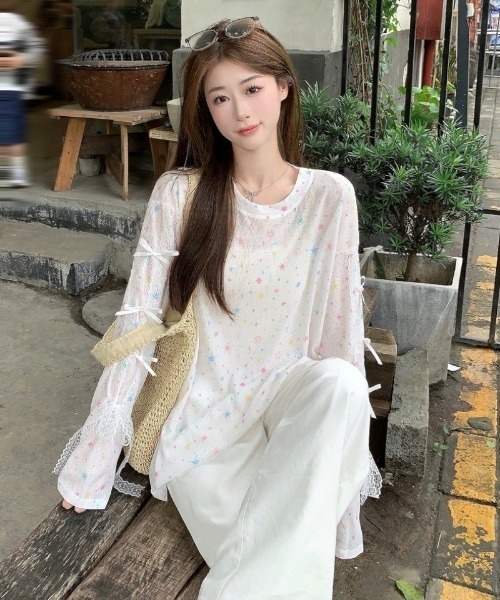 Ritzy(リッツィー)の「星柄&バタフライ柄プリントレーススリーブシアートップス(Tシャツ/カットソー・レディース・ホワイト/ブルー・FREE)」の2枚目の写真