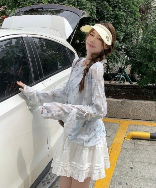 Ritzy(リッツィー)の「星柄&バタフライ柄プリントレーススリーブシアートップス(Tシャツ/カットソー・レディース・ホワイト/ブルー・FREE)」の1枚目の写真