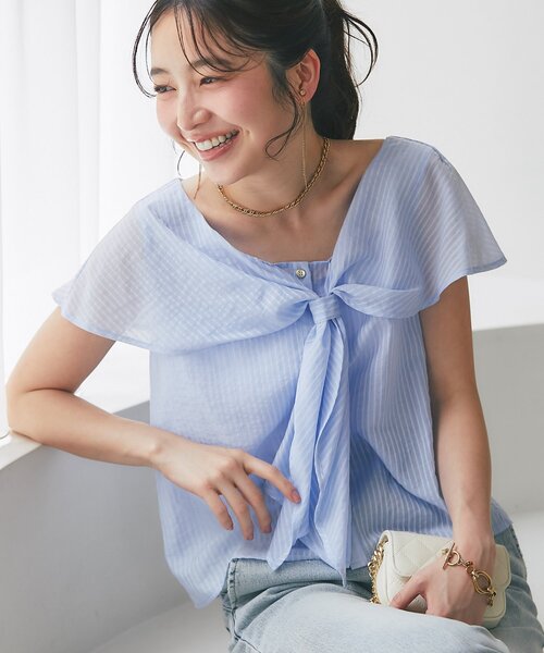 La boutique BonBon(ラブティックボンボン)の「【涼しく夏映え】フリルボウタイブラウス(シャツ/ブラウス・レディース・ライトグレー/サックスブルー・FREE)」の1枚目の写真