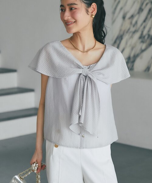 La boutique BonBon(ラブティックボンボン)の「【涼しく夏映え】フリルボウタイブラウス(シャツ/ブラウス・レディース・ライトグレー/サックスブルー・FREE)」の2枚目の写真
