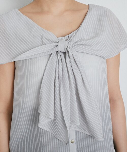 La boutique BonBon(ラブティックボンボン)の「【涼しく夏映え】フリルボウタイブラウス(シャツ/ブラウス・レディース・ライトグレー/サックスブルー・FREE)」の3枚目の写真
