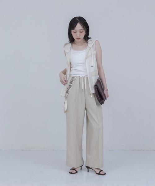 Eimee Law（エイミーロウ）の「テープロゴ エンブロ ゆるスラックスパンツ（スラックス・レディース・ライトブルー/ライトベージュ/ブラック・FREE）」の21枚目の写真