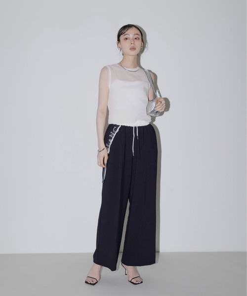 Eimee Law（エイミーロウ）の「テープロゴ エンブロ ゆるスラックスパンツ（スラックス・レディース・ライトブルー/ライトベージュ/ブラック・FREE）」の4枚目の写真