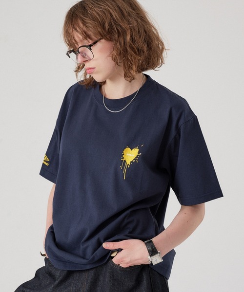 ONCILY(オンシェリー)の「【 UMBRO 】MELTING HEART LOGO T-SHIRT / メルティングハートロゴTシャツ(Tシャツ/カットソー・メンズ・ブラック/オフホワイト/ネイビー・SMALL/LARGE/MEDIUM)」の3枚目の写真