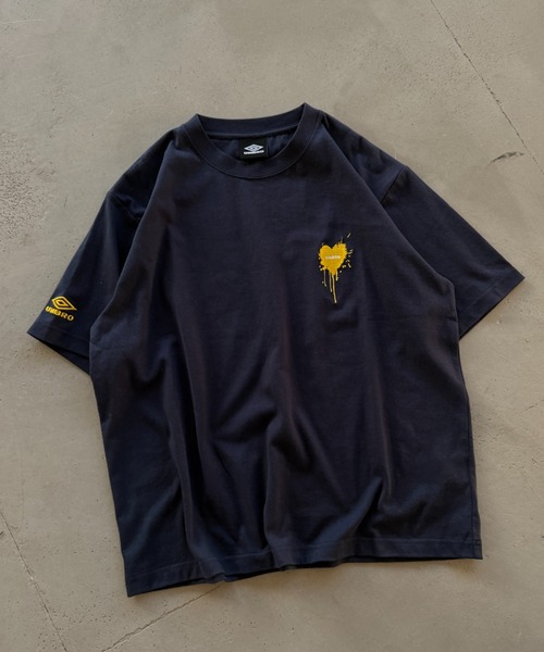 ONCILY(オンシェリー)の「【 UMBRO 】MELTING HEART LOGO T-SHIRT / メルティングハートロゴTシャツ(Tシャツ/カットソー・メンズ・ブラック/オフホワイト/ネイビー・SMALL/LARGE/MEDIUM)」の6枚目の写真