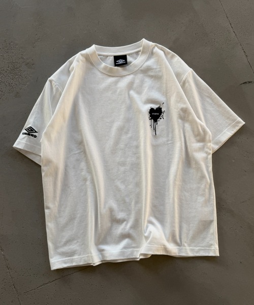 ONCILY(オンシェリー)の「【 UMBRO 】MELTING HEART LOGO T-SHIRT / メルティングハートロゴTシャツ(Tシャツ/カットソー・メンズ・ブラック/オフホワイト/ネイビー・SMALL/LARGE/MEDIUM)」の4枚目の写真
