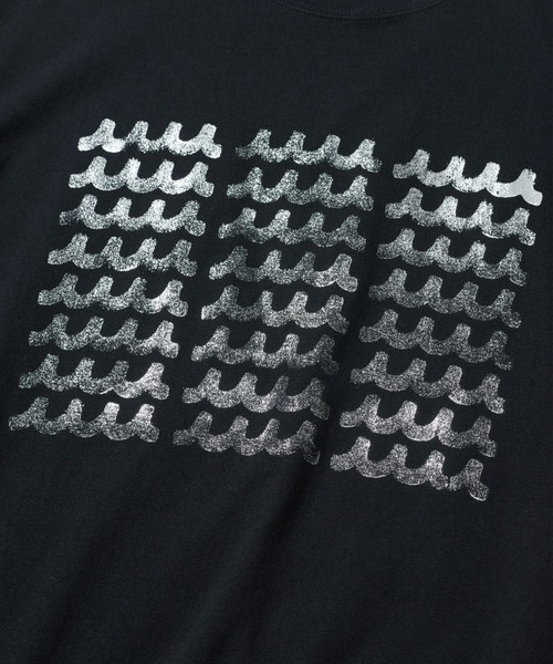 ACANTHUS(アカンサス)の「ACANTHUS:muta Foil Print Wave Logo T(Tシャツ/カットソー・メンズ・ネイビー/ブラック/ホワイト・L/M)」の12枚目の写真