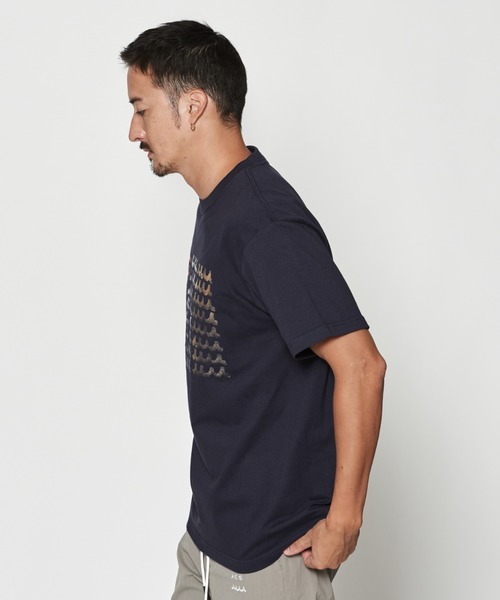 ACANTHUS(アカンサス)の「ACANTHUS:muta Foil Print Wave Logo T(Tシャツ/カットソー・メンズ・ネイビー/ブラック/ホワイト・L/M)」の5枚目の写真