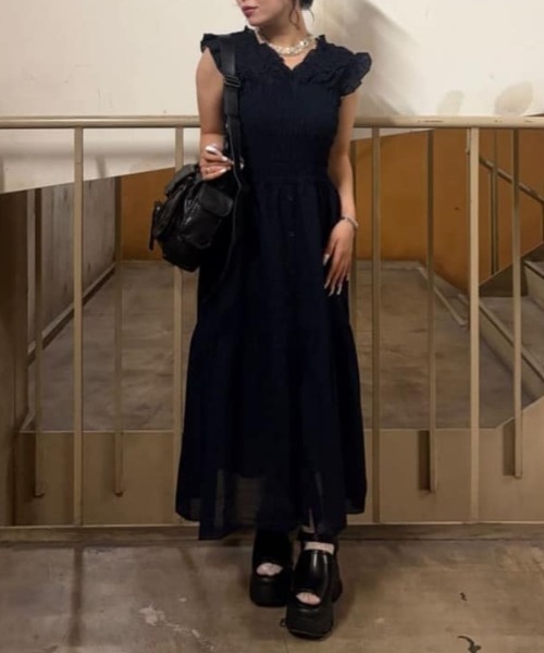 SLY（スライ）の「SHIRRING V/N L/OP シャーリングブイネックロングワンピース 夏服（ワンピース・レディース・ブラウン/ネイビー/ブラック・2/1）」の18枚目の写真