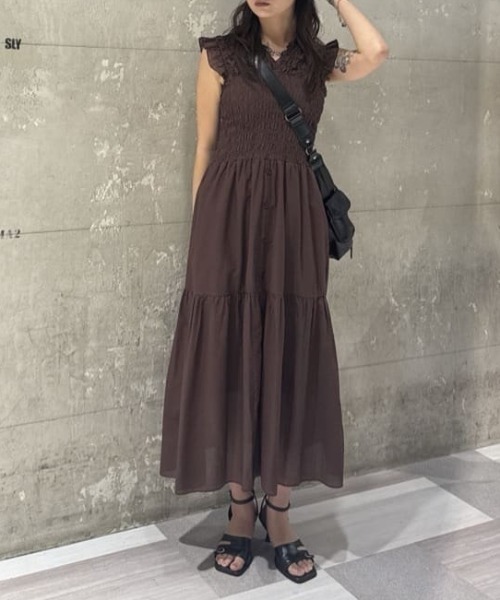 SLY（スライ）の「SHIRRING V/N L/OP シャーリングブイネックロングワンピース 夏服（ワンピース・レディース・ブラウン/ネイビー/ブラック・2/1）」の21枚目の写真