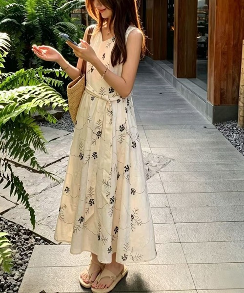 CHUL(チュル)の「小花柄ティアードキャミワンピース(ワンピース・レディース・アイボリー・MEDIUM/XX-LARGE/X-LARGE/LARGE)」の2枚目の写真
