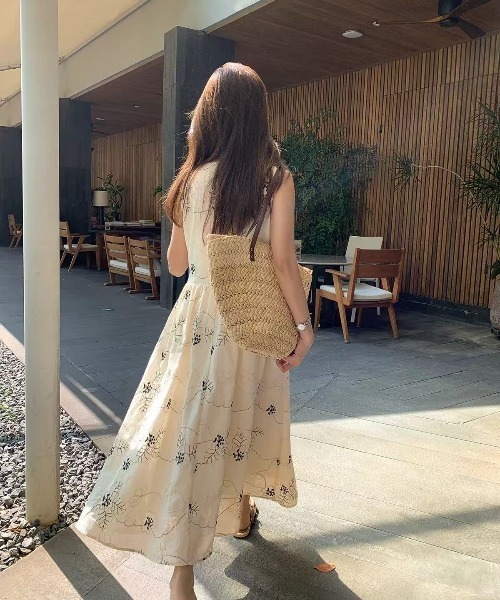 CHUL(チュル)の「小花柄ティアードキャミワンピース(ワンピース・レディース・アイボリー・MEDIUM/XX-LARGE/X-LARGE/LARGE)」の3枚目の写真