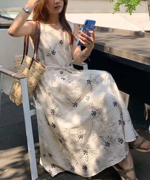 CHUL(チュル)の「小花柄ティアードキャミワンピース(ワンピース・レディース・アイボリー・MEDIUM/XX-LARGE/X-LARGE/LARGE)」の4枚目の写真