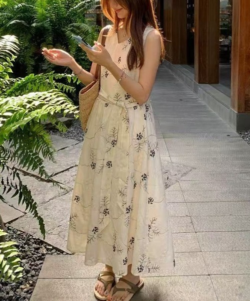 CHUL(チュル)の「小花柄ティアードキャミワンピース(ワンピース・レディース・アイボリー・MEDIUM/XX-LARGE/X-LARGE/LARGE)」の5枚目の写真