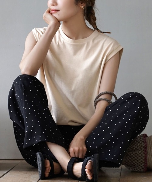 zootie(ズーティー)の「URBAN PLUS フレンチスリーブカットソー(Tシャツ/カットソー・レディース・テラコッタ/ブラック/ダークグリーン/ライトブルー/オフホワイト/ネイビー/ブラウン系その他/ライトベージュ/スモークピンク/グレイッシュベージュ/グレイッシュブルー/チャコール・M)」の7枚目の写真