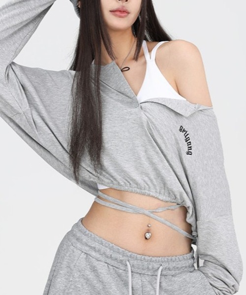CHEER(チアー)の「【変形2WAY】左脇ドローコード付き ヘンリーネック クロップドプルオーバー ショート丈 ドロップショルダー さらもち触感(Tシャツ/カットソー・レディース・グレー・FREE)」の13枚目の写真