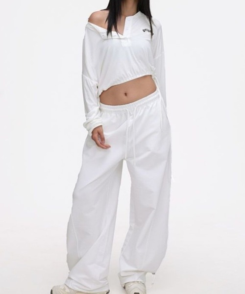 CHEER(チアー)の「【変形2WAY】左脇ドローコード付き ヘンリーネック クロップドプルオーバー ショート丈 ドロップショルダー さらもち触感(Tシャツ/カットソー・レディース・グレー・FREE)」の9枚目の写真