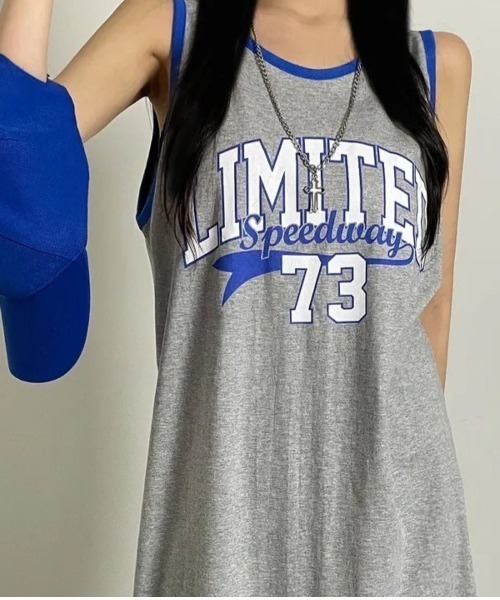 LETee(レティー)の「スポーティーなロゴデザインが映える!ラフに着こなせるノースリーブワンピース(ワンピース・レディース・ライトグレー/ブラック/グレー・FREE)」の7枚目の写真