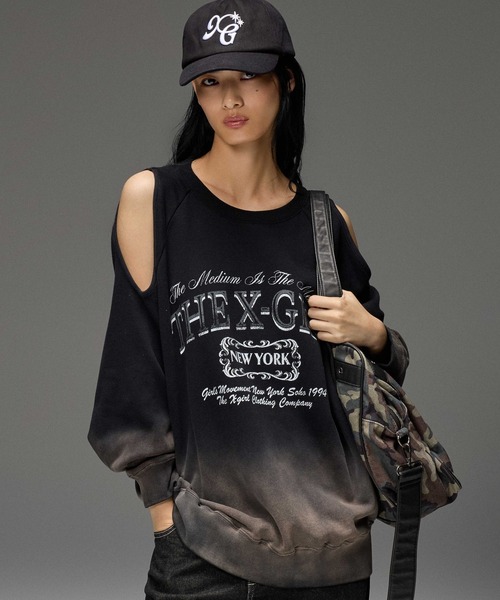 X-girl(エックスガール)の「GRADIENT SPRAY OPEN-SHOULDER SWEATSHIRT(スウェット・レディース・アッシュ/オリーブ/ブラック・S/M)」の4枚目の写真