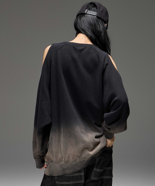 X-girl(エックスガール)の「GRADIENT SPRAY OPEN-SHOULDER SWEATSHIRT(スウェット・レディース・アッシュ/オリーブ/ブラック・S/M)」の5枚目の写真