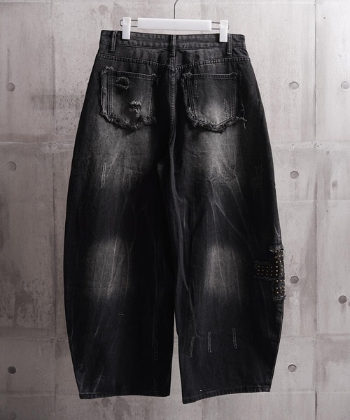 1111clothing(ワンフォークロージング)の「クロススタッズ バレルジーンズ / Cross Studs Barrel Leg Wide Jeans(デニムパンツ・メンズ・ブラック・M/L)」の4枚目の写真