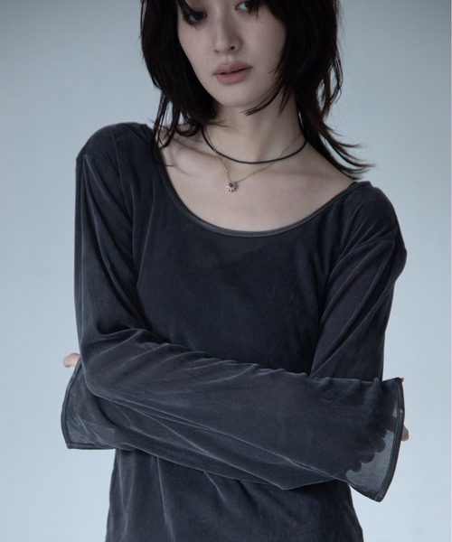 VACANCY(ヴァカンシー)の「袖フレアシアーベロア2WAYトップス(Tシャツ/カットソー・レディース・チャコールグレー/ブラウン・FREE)」の2枚目の写真