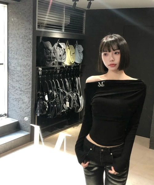 ALAND(エーランド)の「MUCENT/LIVREオフショルロングスリーブトップス(Tシャツ/カットソー・レディース・アイボリー/チャコール/グレー/ブラック・FREE)」の8枚目の写真