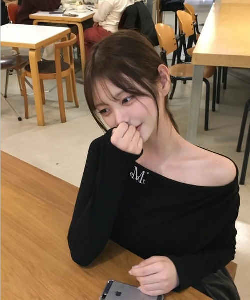 ALAND(エーランド)の「MUCENT/LIVREオフショルロングスリーブトップス(Tシャツ/カットソー・レディース・アイボリー/チャコール/グレー/ブラック・FREE)」の12枚目の写真