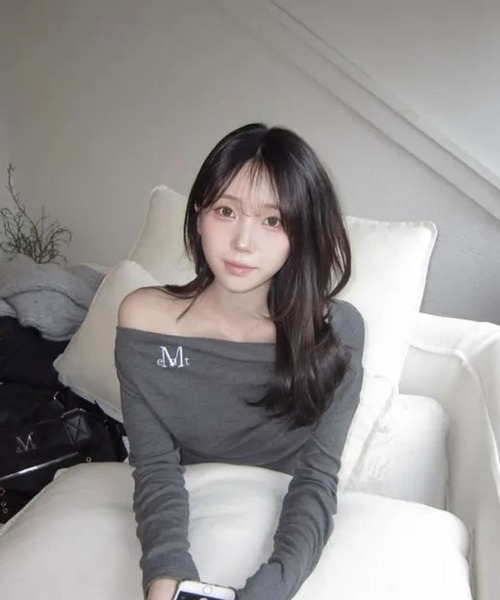 ALAND(エーランド)の「MUCENT/LIVREオフショルロングスリーブトップス(Tシャツ/カットソー・レディース・アイボリー/チャコール/グレー/ブラック・FREE)」の20枚目の写真