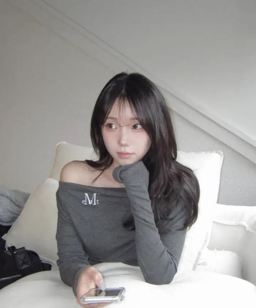ALAND(エーランド)の「MUCENT/LIVREオフショルロングスリーブトップス(Tシャツ/カットソー・レディース・アイボリー/チャコール/グレー/ブラック・FREE)」の21枚目の写真